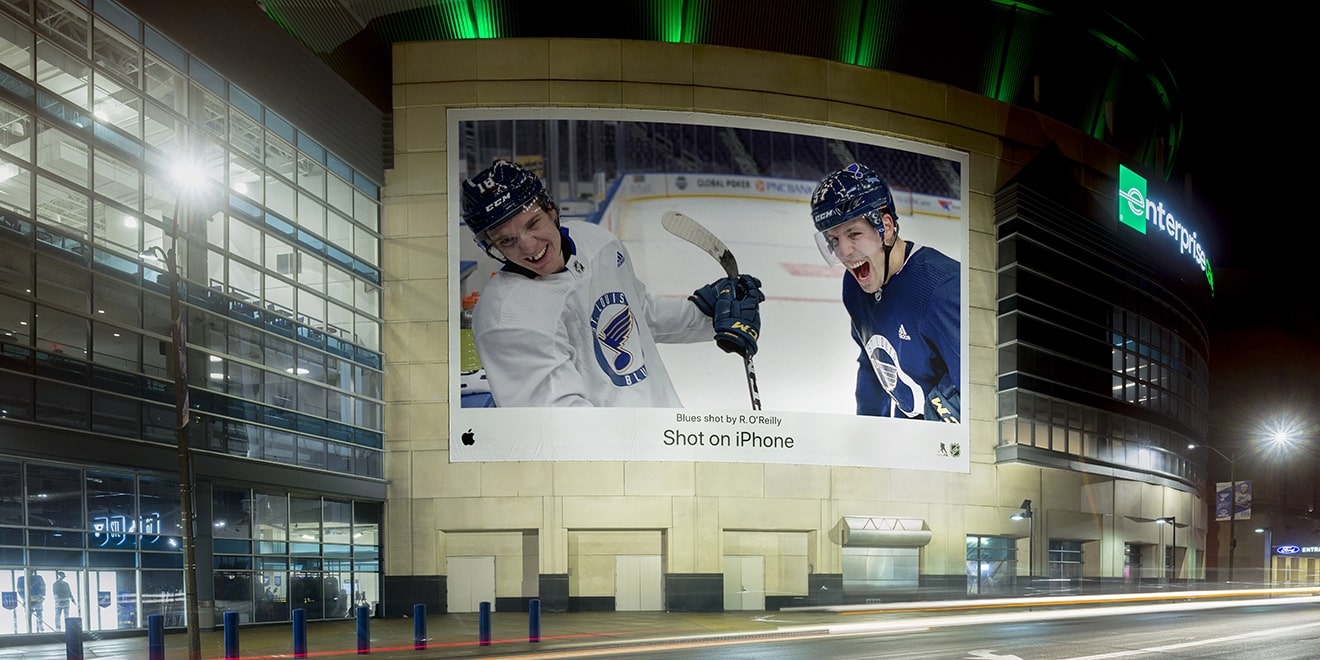 Cartel de la campaña de ShotOniPhone en estadios de Hockey norteamericanos