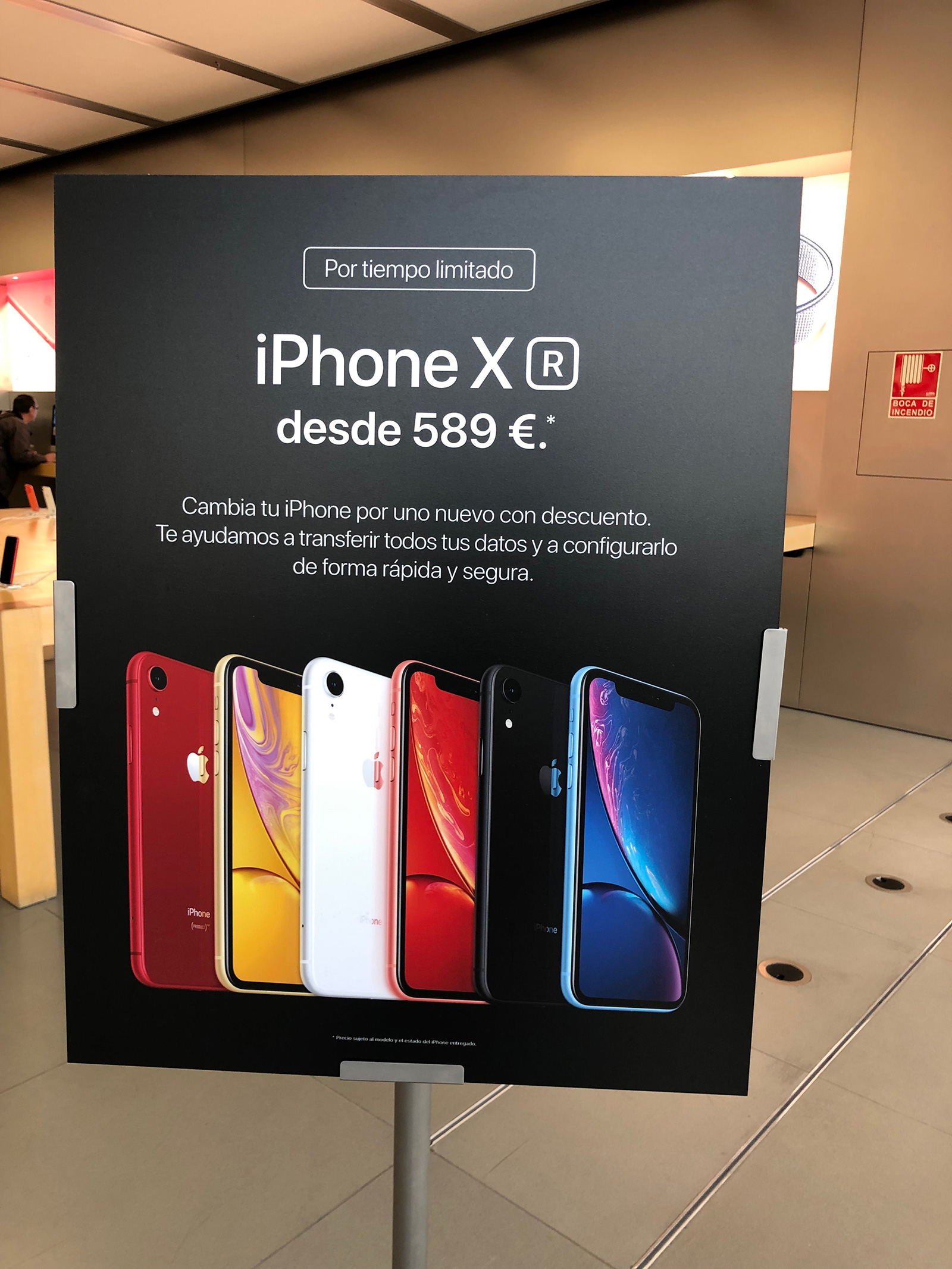 iPhone XR promocionado en una Apple Store con un descuento entregando un iPhone antiguo
