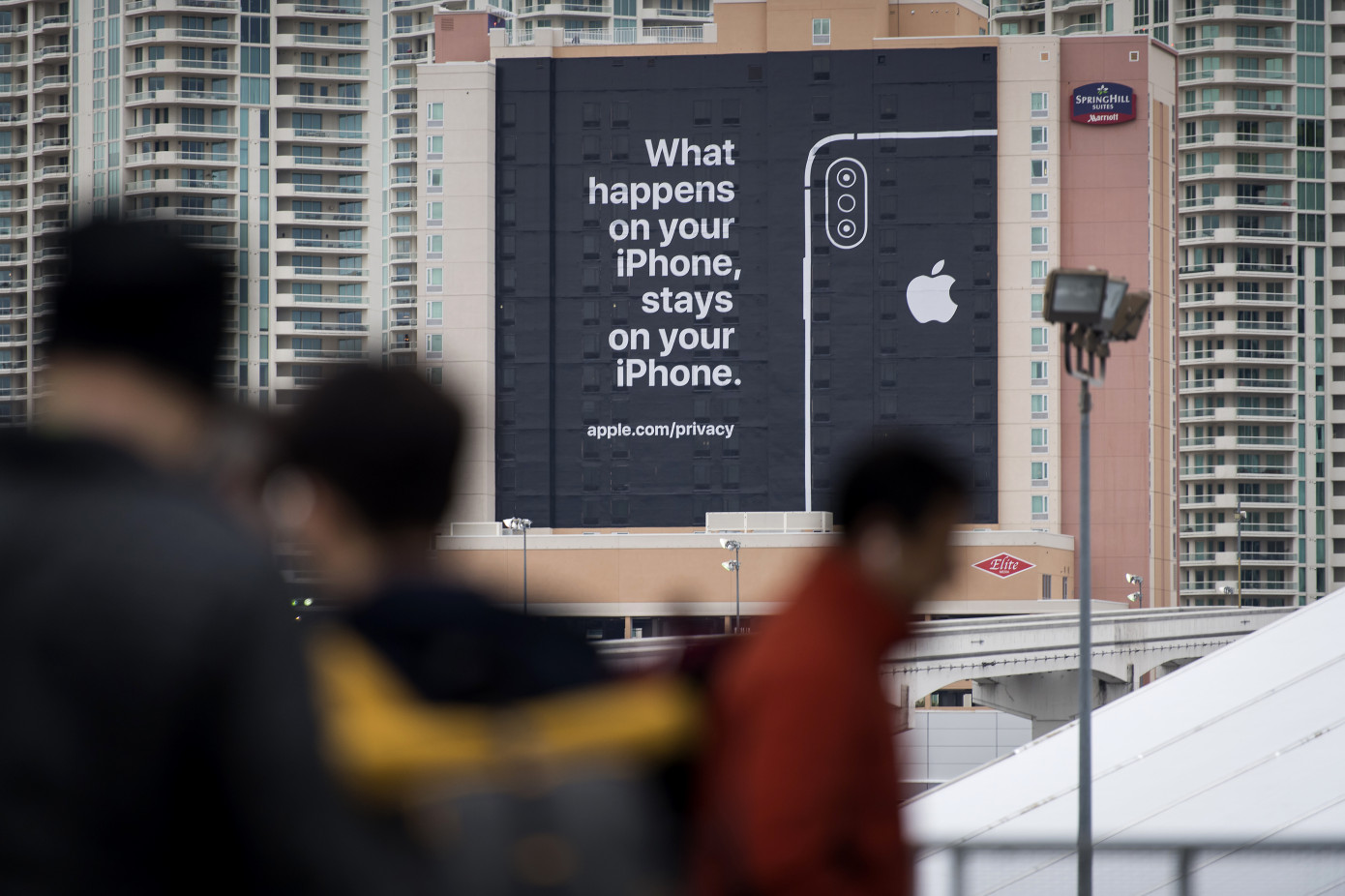 Publicidad de Apple sobre privacidad en el Consumer Electronics Show. Lo que ocurre en tu iPhone, se queda en tu iPhone.