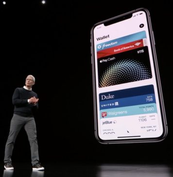 Tim Cook delante de un iPhone con Apple Pay