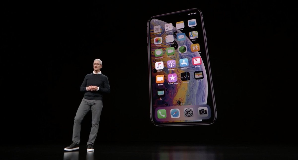 Tim Cook delante de in iPhone en la Keynote It's Show Time de Marzo de 2019