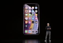 Tim Cook delante de in iPhone en la Keynote It's Show Time de Marzo de 2019