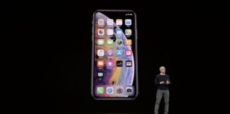 Tim Cook delante de in iPhone en la Keynote It's Show Time de Marzo de 2019