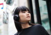 Chica escuchando música con auriculares y el logo de iTunes