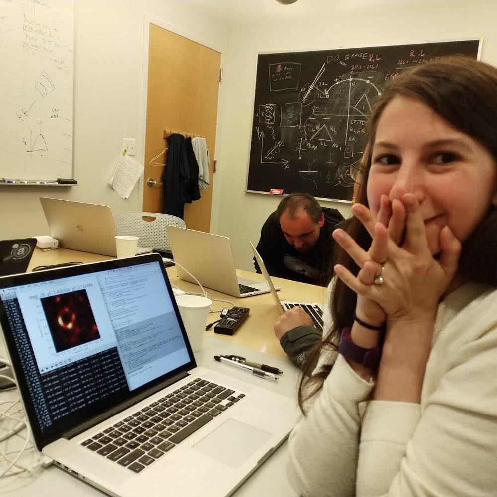 Katie Bouman con un MacBook, enseñando la primera foto de un agujero negro