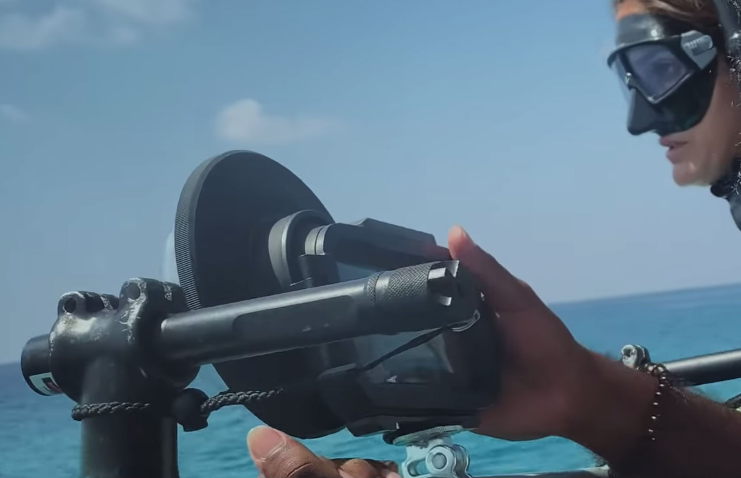 Funda y adaptador para la lente enormes, en un documental grabado con un iPhone XS en Las Maldivas