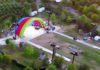 Escenario con los colores del arcoíris en el Apple Park