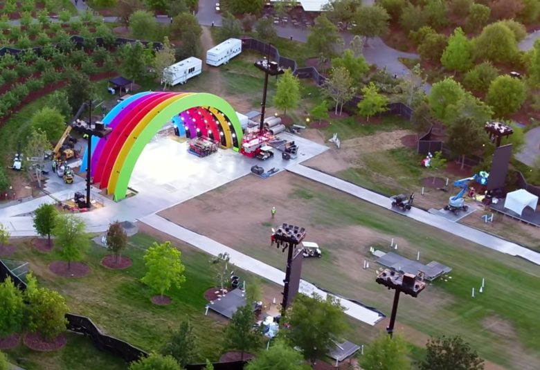 Escenario con los colores del arcoíris en el Apple Park