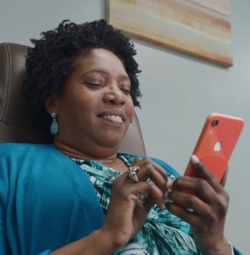 Privacidad en el iPhone Mujer riéndose