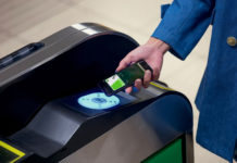Edinburgh se suma a la lista de ciudades con transporte público compatible con Apple Pay Pagando con el iPhone al entrar en el la red de trenes de la JR en Tokio