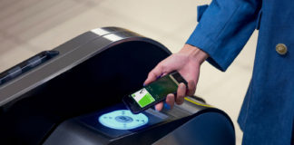 Pagando con el iPhone al entrar en el la red de trenes de la JR en Tokio