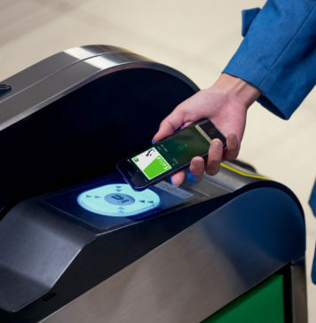 Pagando con el iPhone al entrar en el la red de trenes de la JR en Tokio
