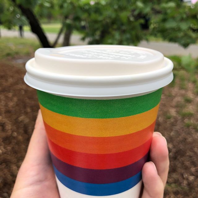 Vaso con los colores del arcoíris del logo de Apple