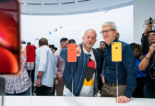 Jony Ive y Tim Cook tras la presentación del iPhone XR en septiembre de 2018