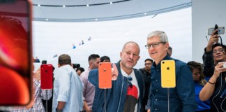 Jony Ive y Tim Cook tras la presentación del iPhone XR en septiembre de 2018