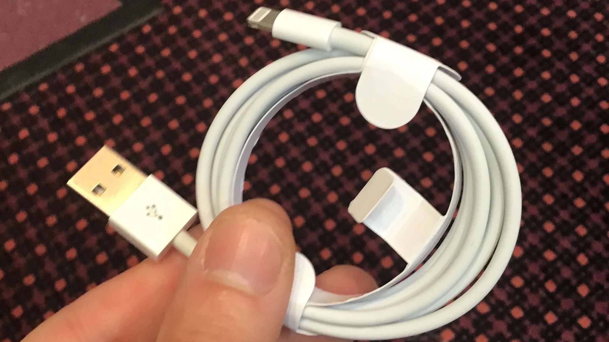 Cable Lightning - USB modificado con una radio Wi-Fi
