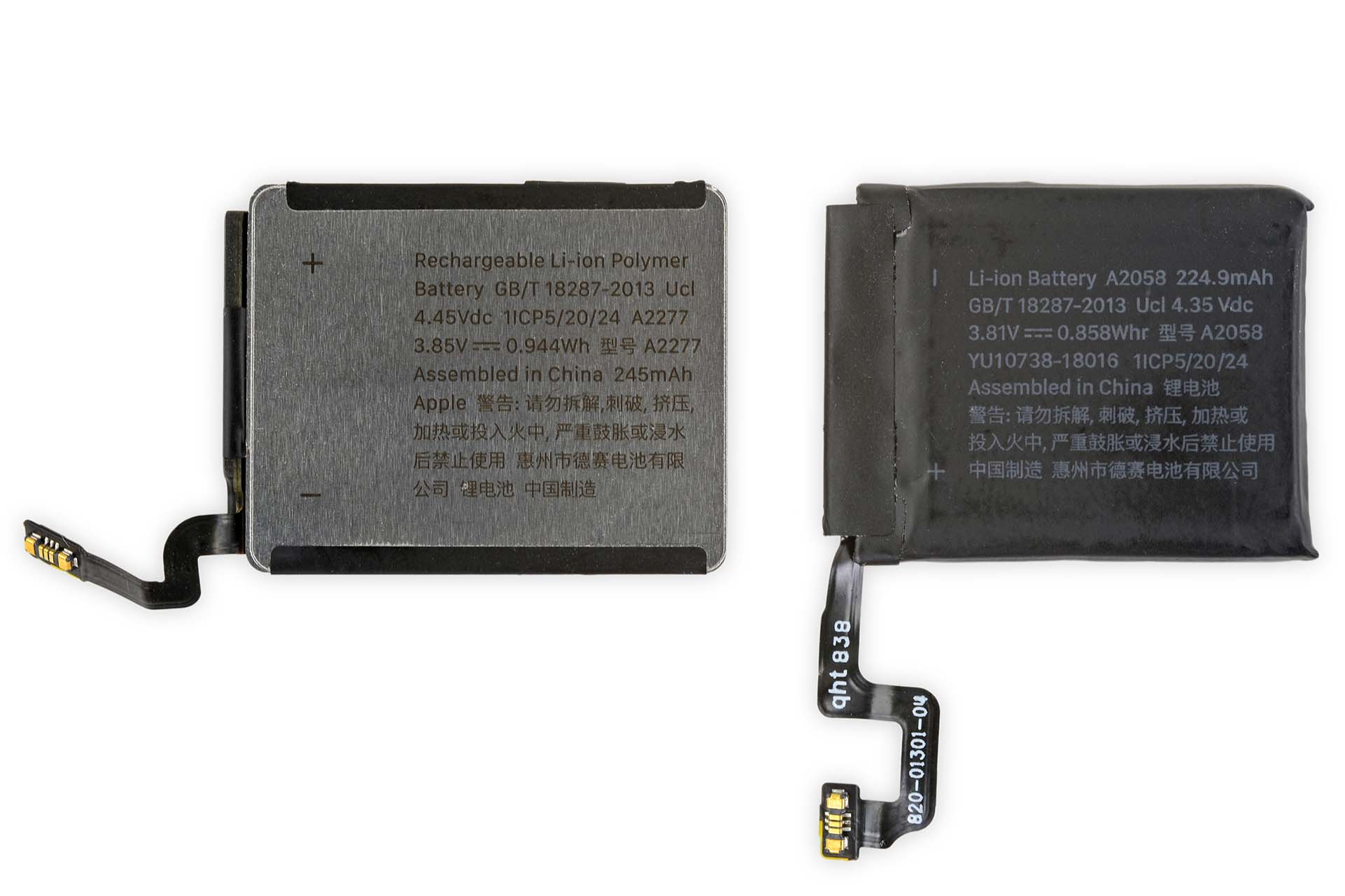 Batería del Apple Watch series 5 en su caja metálica (izquierda) al lado de la del series 4 a la derecha.