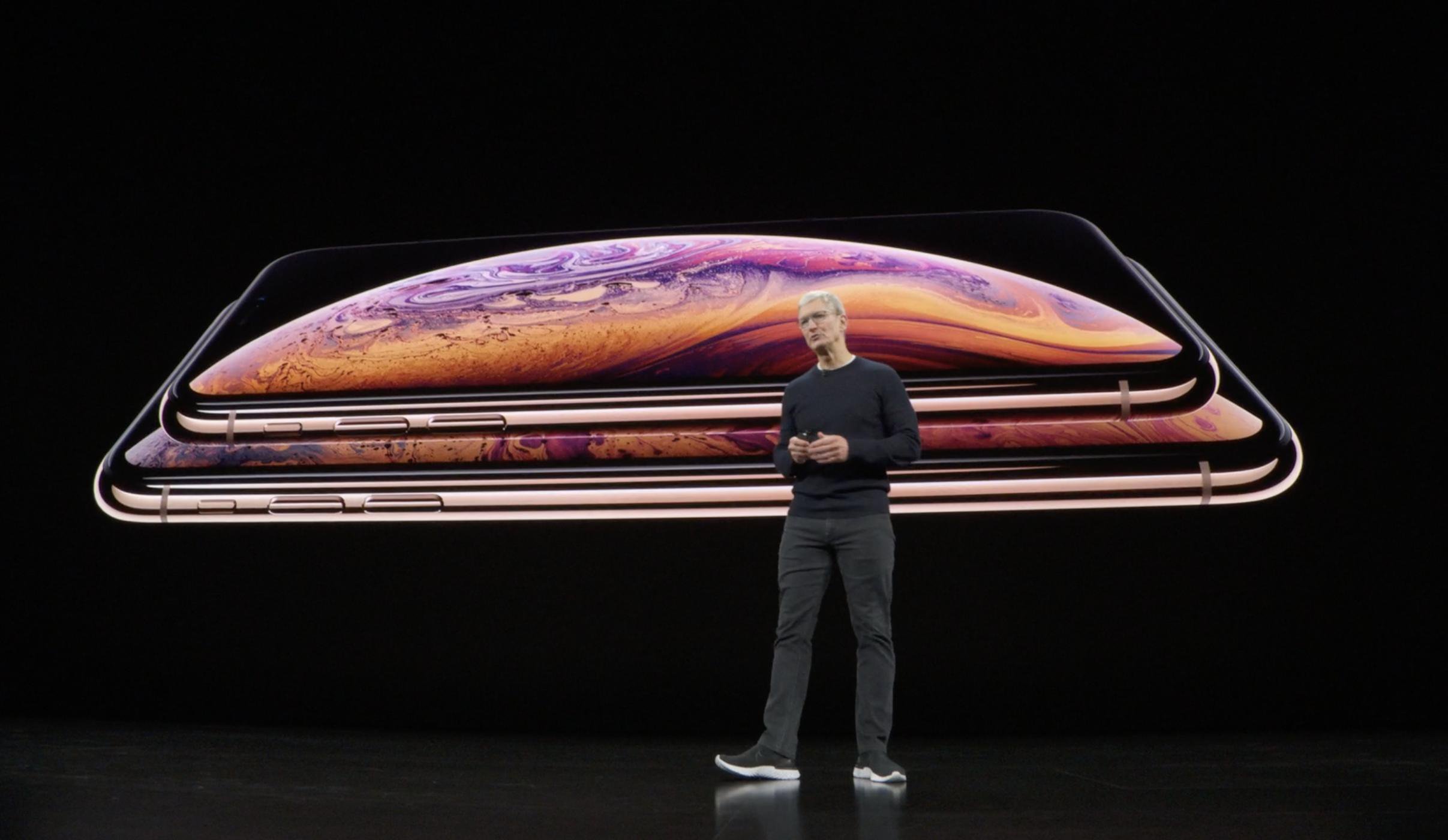 Keynote Septiembre 2019: Tim Cook delante del iPhone XS y XS Max