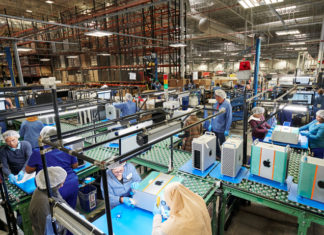 Mac Pro siendo ensamblado en la fábrica de Apple en Ausstin, Texas, EEUU