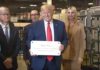 Donald Trump visitando la fábrica del Mac Pro en Austin, Texas, junto a Tim Cook