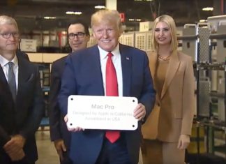 Donald Trump visitando la fábrica del Mac Pro en Austin, Texas, junto a Tim Cook