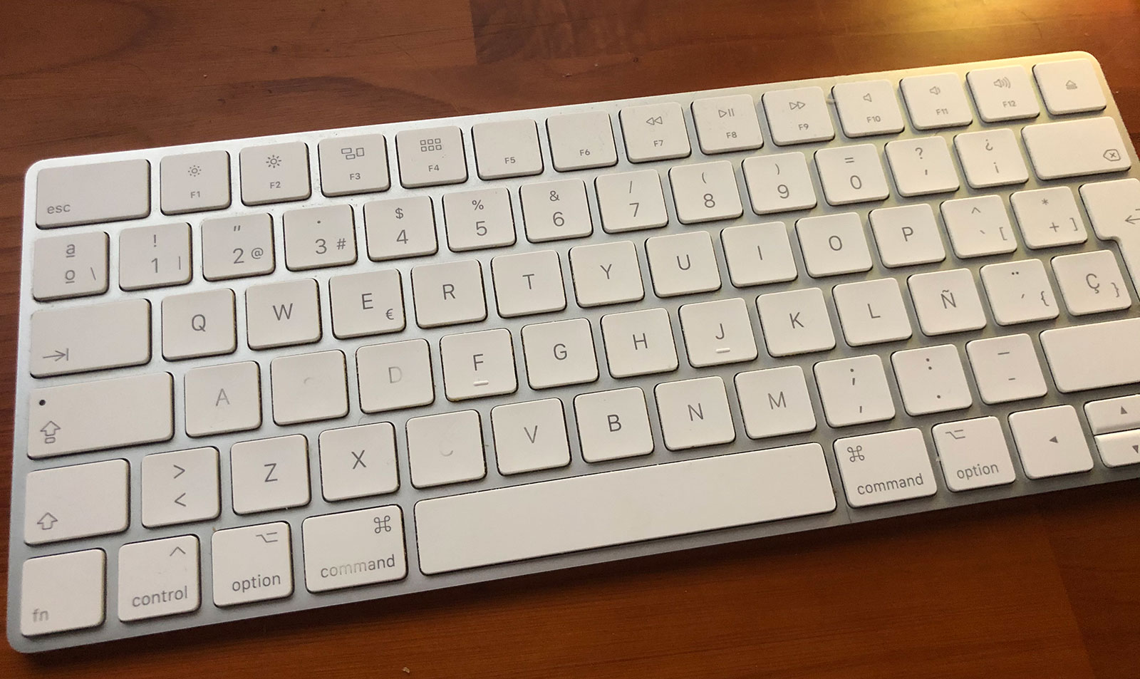 Viento suficiente tortura El teclado del nuevo MacBook Pro de 16 pulgadas es casi una copia del Magic  Keyboard que Apple entrega con los iMacs | iPhoneros