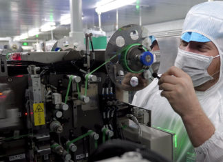 Scotty Allen dentro de una fábrica de baterías de iPhone en China