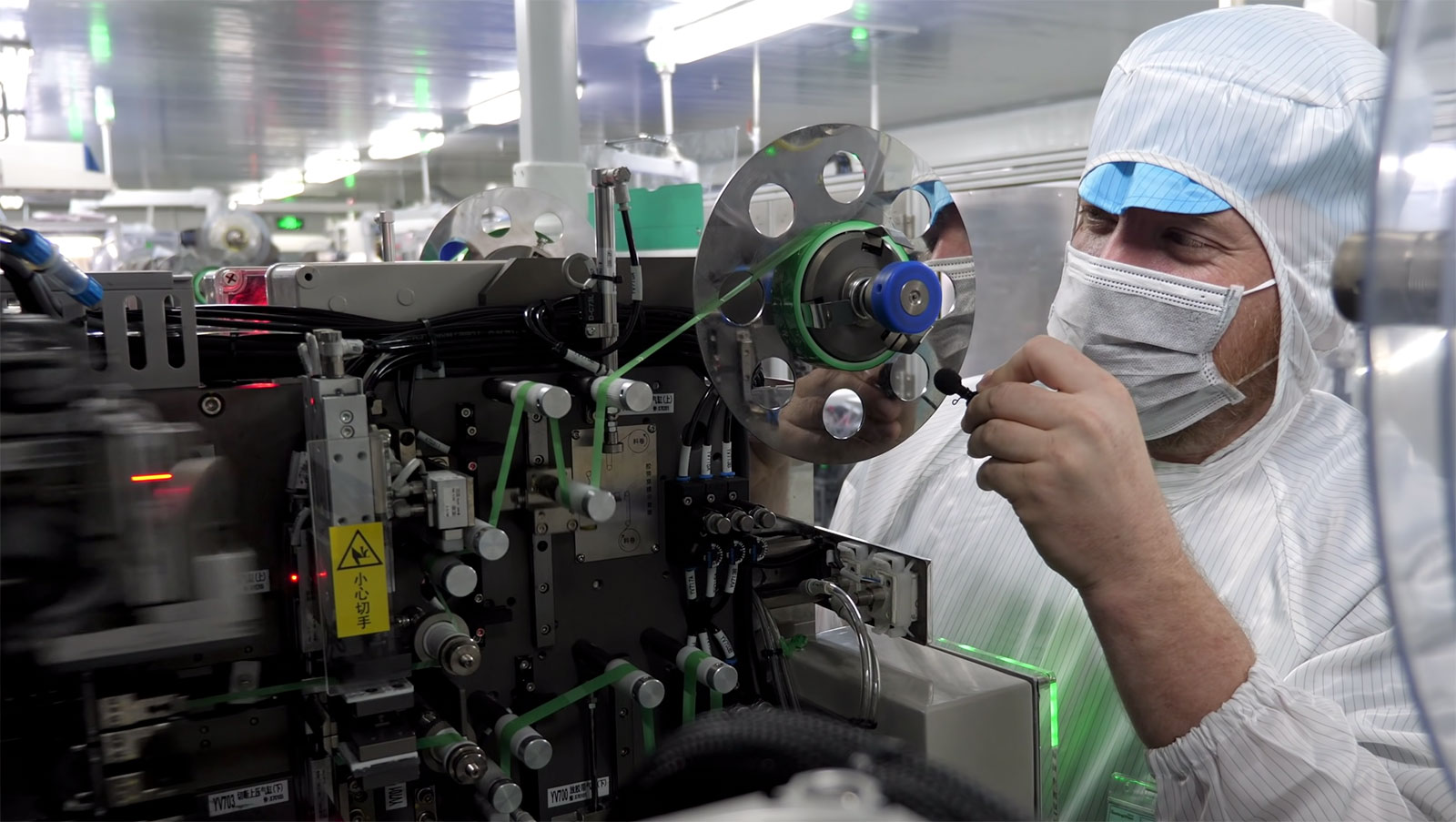 Scotty Allen dentro de una fábrica de baterías de iPhone en China
