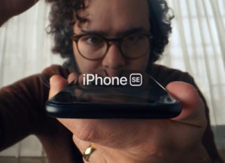 Quitando el plástico a un nuevo iPhone en un anuncio de TV de Apple
