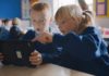 Niños aprendiendo a programar con Swift Playgrounds en un iPad