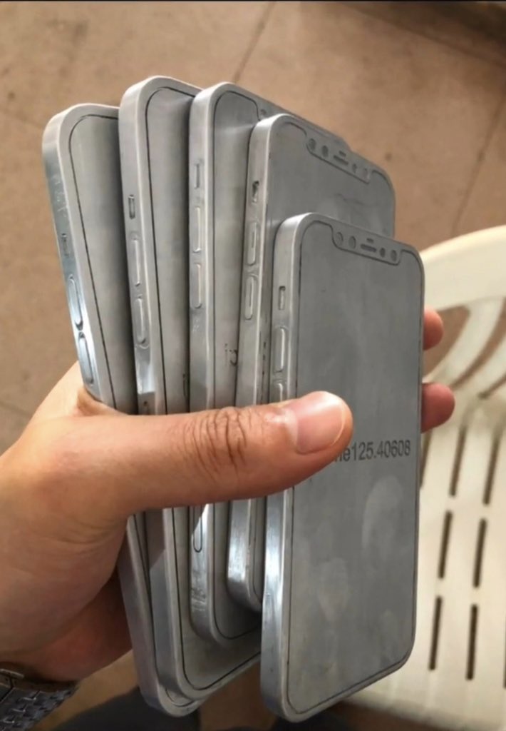 Maquetas metálicas que muestran el supuesto diseño del iPhone 12