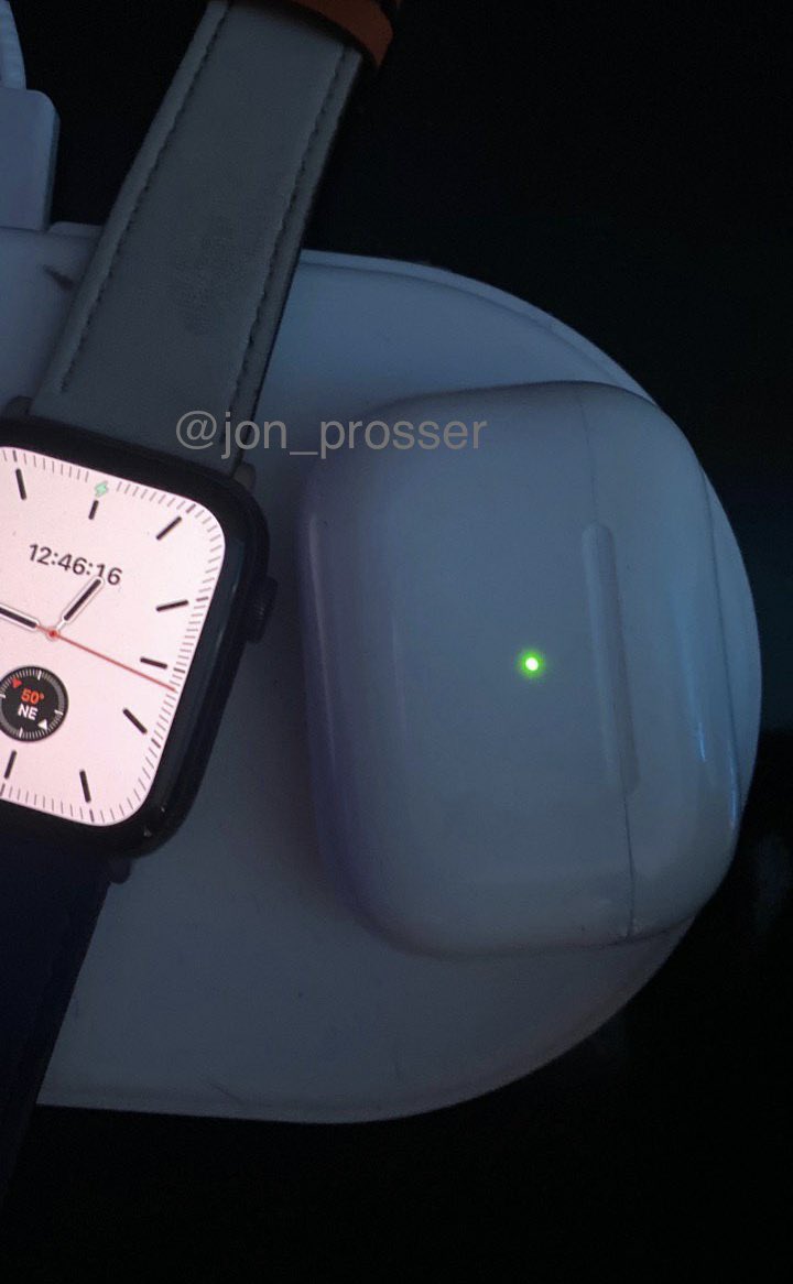Prototipo de AirPower cargando un Apple Watch y unos AirPods Pro