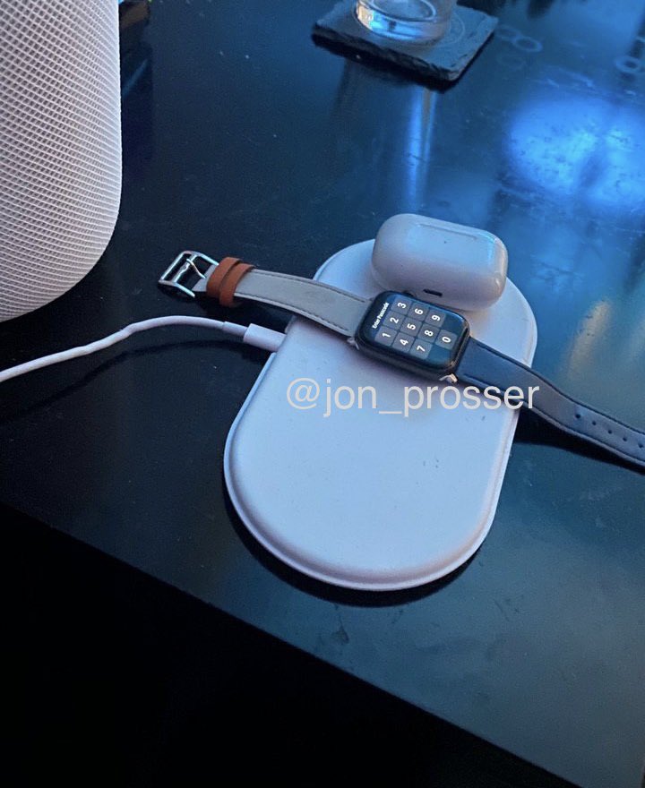 Prototipo de AirPower cargando un Apple Watch y unos AirPods Pro