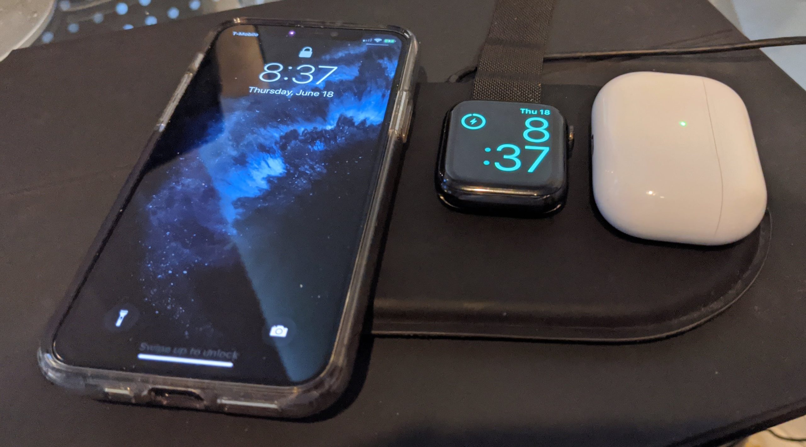 Clon chino del AirPower cargando un iPhone, Apple Watch y AirPods Pro