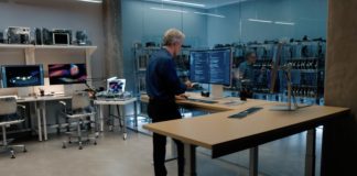 Craig Federighi y Johny Srouji hablando en su laboratorio