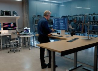 Craig Federighi y Johny Srouji hablando en su laboratorio