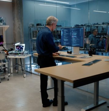 Craig Federighi y Johny Srouji hablando en su laboratorio