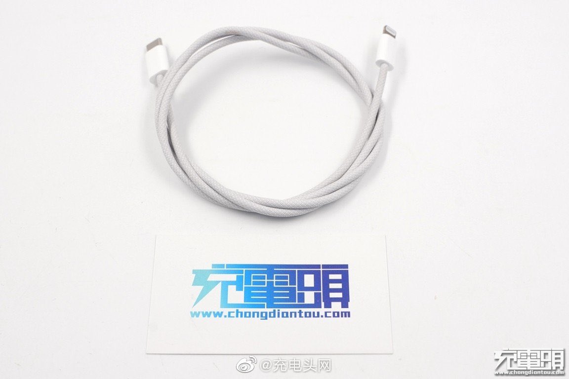 Supuesto cable USB con protección de tela