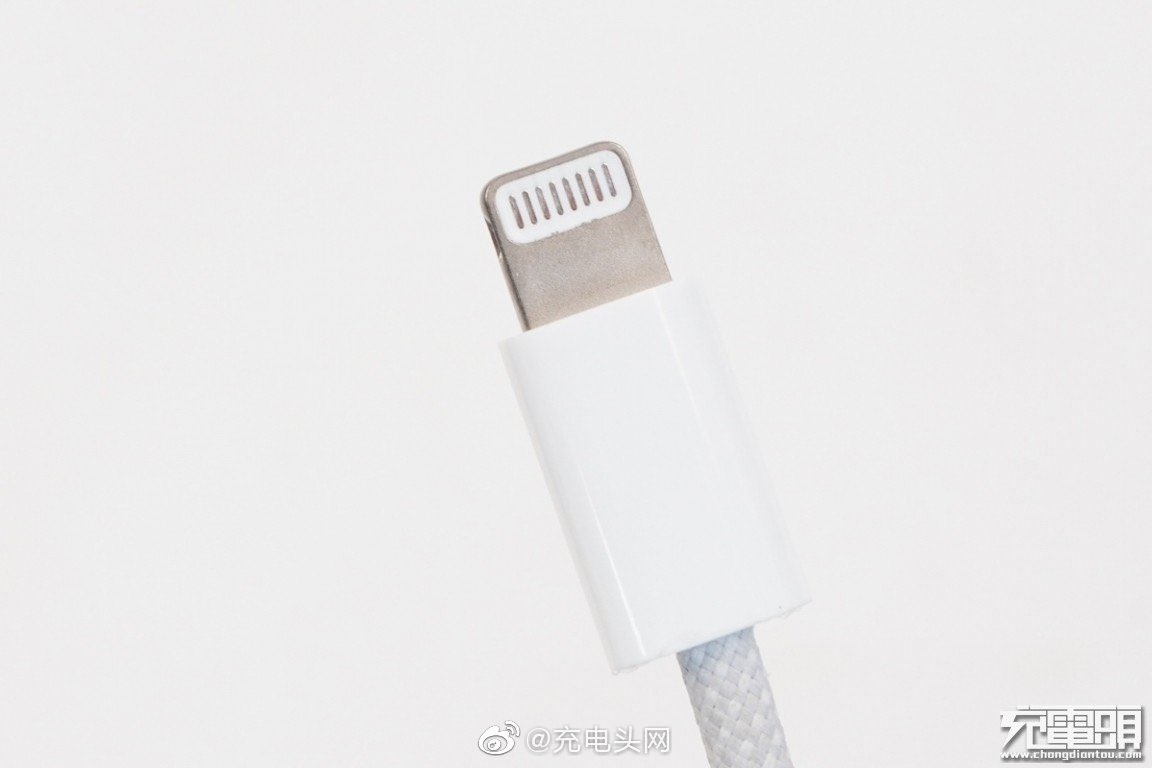 Supuesto cable USB con protección de tela