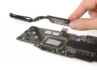 Disipador y chip M1 de Apple en la placa base de un MacBook Pro