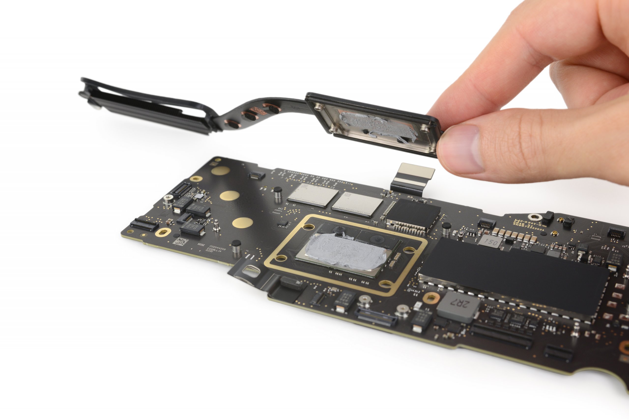 Disipador y chip M1 de Apple en la placa base de un MacBook Pro