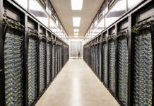 Centro de datos de Apple lleno de servidores, en Reno