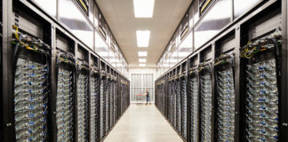 Centro de datos de Apple lleno de servidores, en Reno