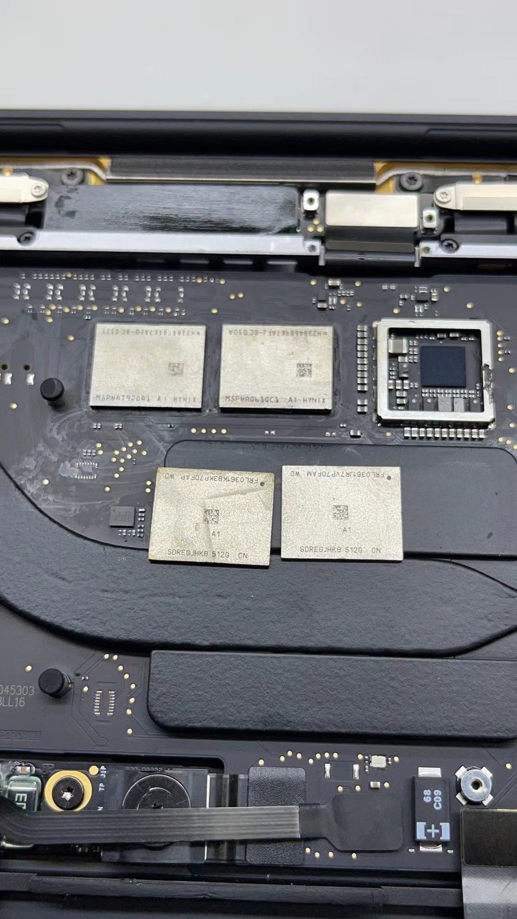 Cambio de chips de memoria RAM y SSD en un MacBook con chip M1