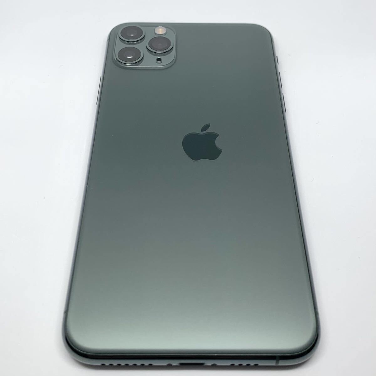 iPhone 11 Pro con defecto de fabricación mostrando un logo de Apple desalineado