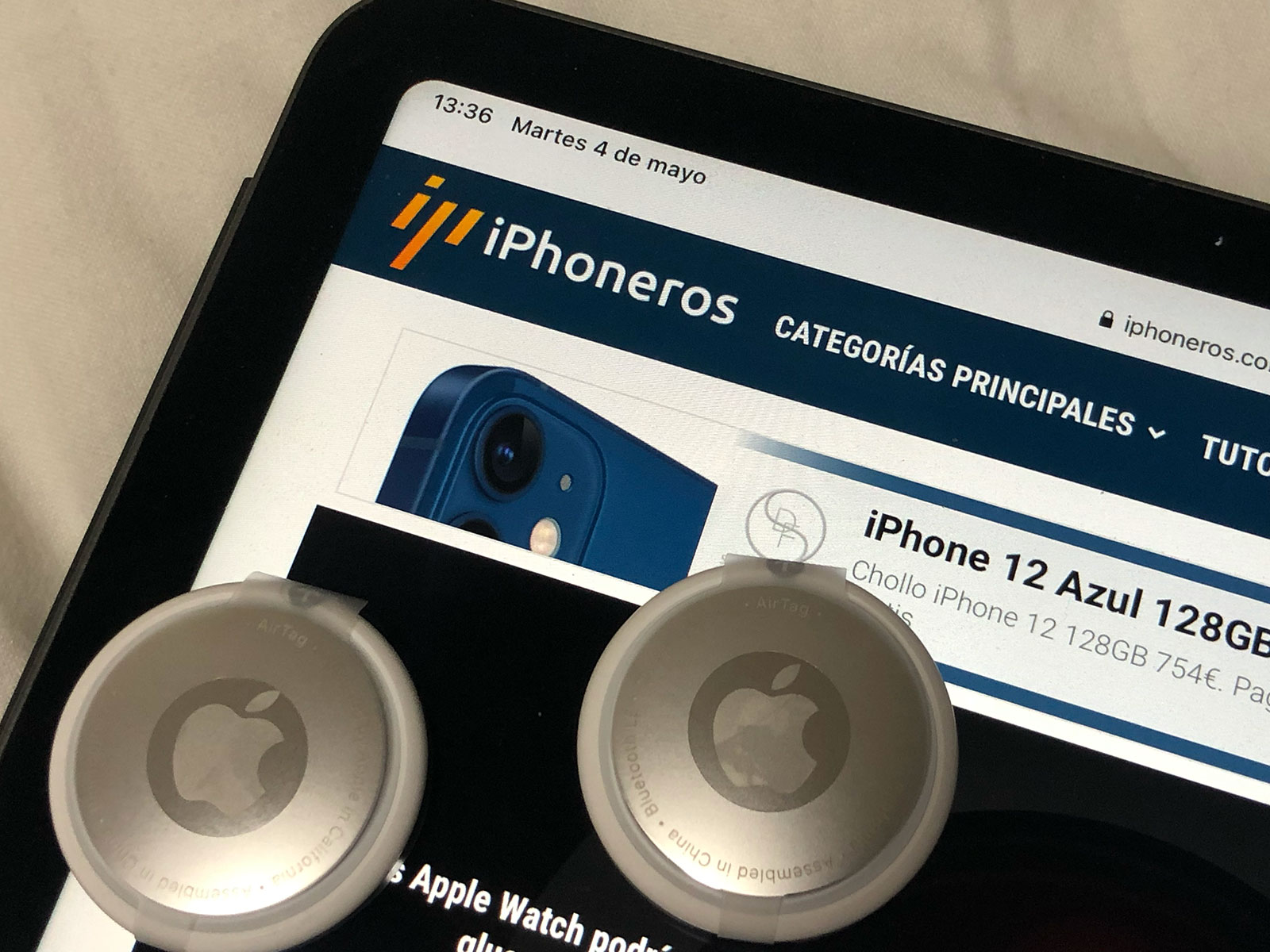 Dos AirTags en un iPad Air 4 con iPhoneros.com cargado