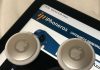 Dos AirTags en un iPad Air 4 con iPhoneros.com cargado
