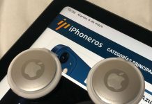 Dos AirTags en un iPad Air 4 con iPhoneros.com cargado