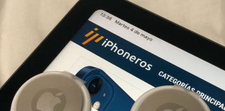 Dos AirTags en un iPad Air 4 con iPhoneros.com cargado