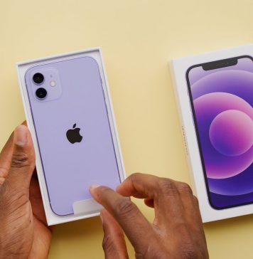 iPhone 12 color púrpura en un vídeo de Marques Brownlee.